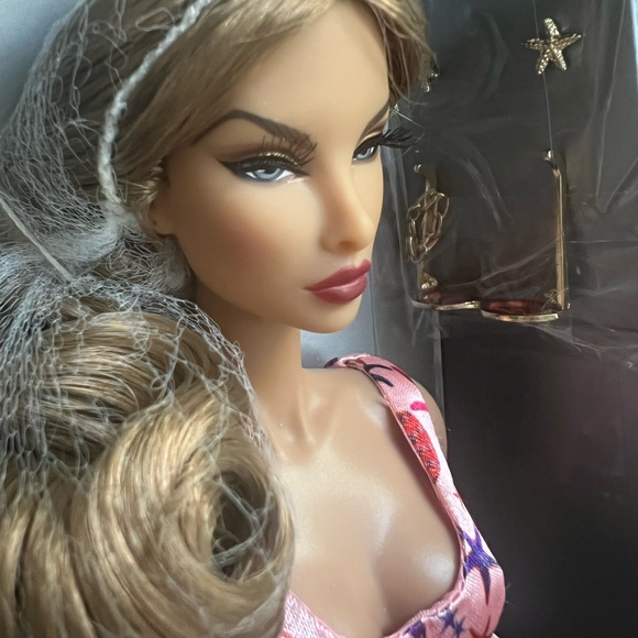 INTEGRITY TOYS BOMBSHELL BEACH NATALIA FATALE Fashion Royalty Sunkissed  NRFB - Picture 5 of 11